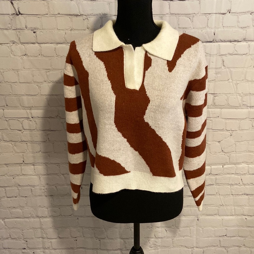 Animal print crop top for Fall!  So soft and cozy.  Women’s size Large.  EUC!